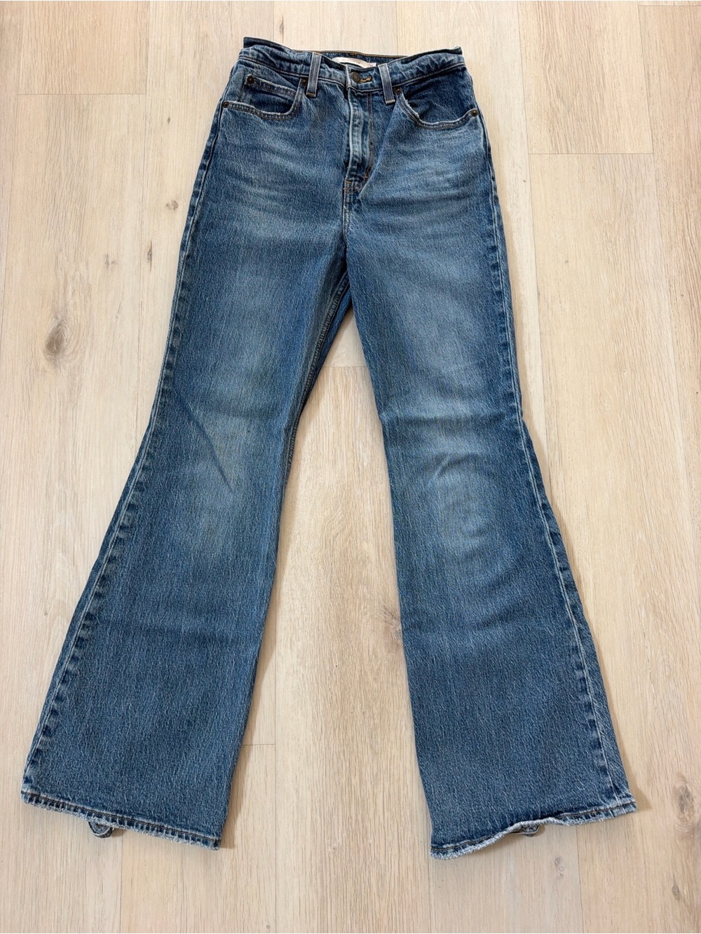 Levi’s 70s High Rise Flare Jeans in Sonoma Step Wash, size 25 x 32 EUC